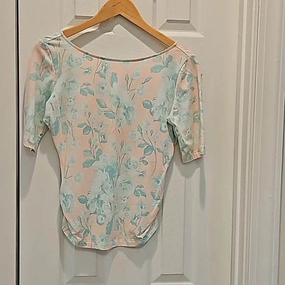 Beautiful pastel floral Guess top in size M - Picture 2 of 6